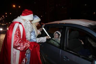 Дед Мороз проверяет, как перевозят детей в авто в Марий Эл