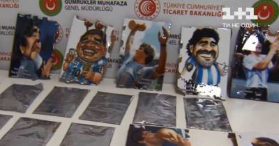 Портреты с секретом: турецкая полиция изъяла кокаин, спрятанный в изображениях Диего Марадоны