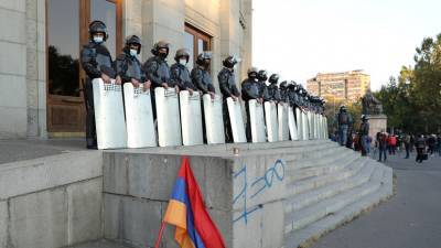 У здания правительства в Ереване собираются протестующие