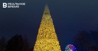 В Нижнекамске открылась золотая 16-метровая елка