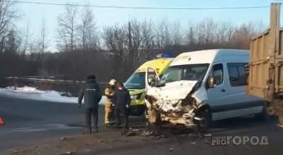 В Новочебоксарске маршрутка с пассажирами врезалась в КамАЗ