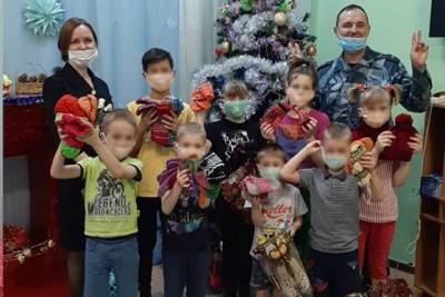 Подарки для детей связали осужденные ИК-8 в Хабаровском крае
