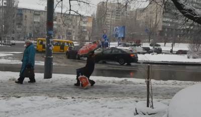 Снег превратился в лед: спасатели предупреждают, украинцам надо быть осторожными