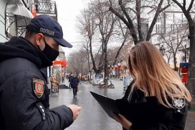 В центре Одессы мужчина попросил у 19-летней прохожей позвонить и получил удар ножом в грудь