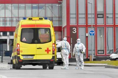 В Приморье дебоширивший мужчина выпал из машины скорой помощи и погиб