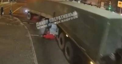 В Днепре грузовик несколько раз переехал женщину: что известно о состоянии пострадавшей (видео 18+)