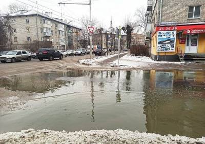 В центре Рязани улицу затопило нечистотами