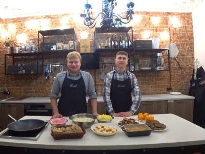 Как приготовить шесть новогодних блюд на семью за тысячу рублей, показал блогер из Воронежа