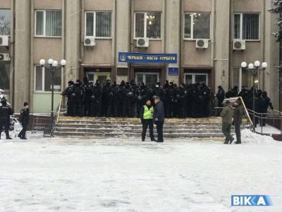 В Черкассах активисты бунтуют перед сессионным зданием