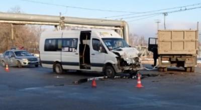 После столкновения маршрутки и КамАЗа четырех человек увезли в больницу