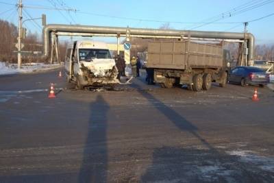 Маршрутка столкнулась с КамАЗом в Новочебоксарске, пострадали четверо