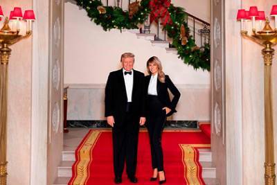 Эксперт заподозрил фотошоп на праздничном снимке Трампов в одинаковой одежде