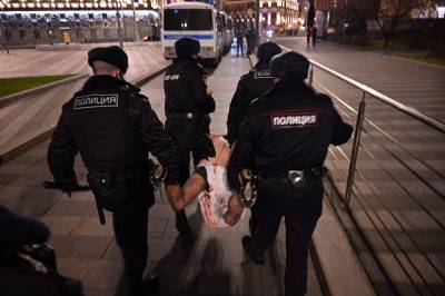 Госдума в четыре раза увеличивает штрафы за неповиновение сотрудникам полиции и ФСБ