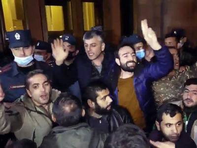 Протестующие в Ереване перекрыли дороги у здания кабмина, начались задержания
