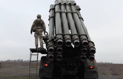 Украинские военные провели учения со "Смерчами"