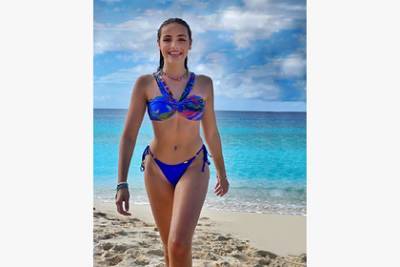 14-летняя дочь российского режиссера показала фото в бикини на каникулах