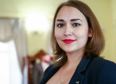 «Ваша открытая часть тела»: депутаты и женщина-министр в Якутии поругались из-за декольте