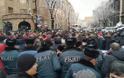 В Ереване начались столкновения и задержания
