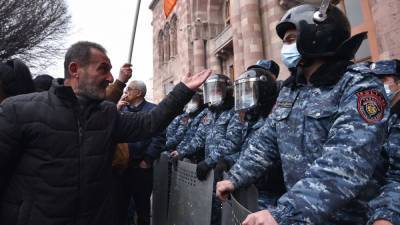 В Ереване протестующие пытались заблокировать кортеж Пашиняна