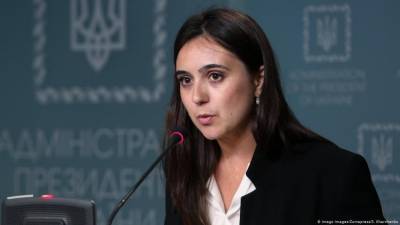 Пресс-секретарь Зеленского считает, что «укрепила гривну» сообщением в Twitter