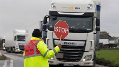 Водители устраивают стычки с полицией на границе Франции и Британии