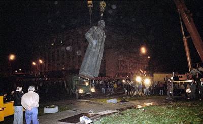 DeníkN: «Верните памятник Дзержинскому на место»