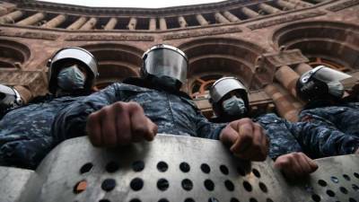 Столкновения в Ереване: демонстранты блокировали кортеж Пашиняна и подрались с полицией – видео