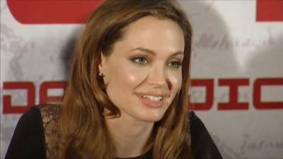 Анджелина Джоли подразнила своими сладкими "дыньками" в нежном шелке: "Невероятная женщина"