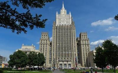 РЕН ТВ утверждает, что из главного здания МИДа в центре Москвы смогли вынести более $1 млн