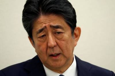 Экс-премьер Японии извинился за скандал с махинациями в политических фондах