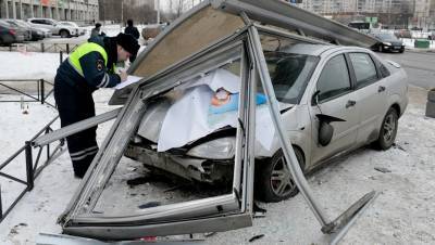 На юге Петербурга автомобиль после ДТП вылетел на остановку