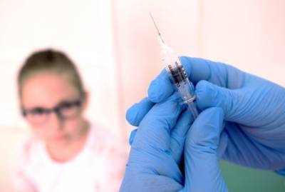 Прививку от COVID-19 в Москве с 28 декабря могут сделать работники ЖКХ, общепита и полиции
