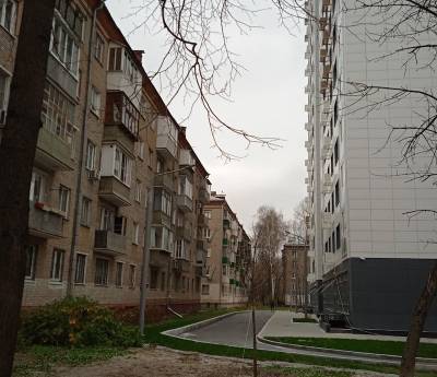 В дом, построенный по программе реновации на востоке Москвы, заселяют неизвестных