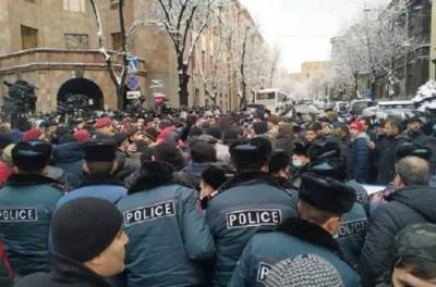 Массовые столкновения в Ереване: полиция схлестнулась с протестующими. ВИДЕО