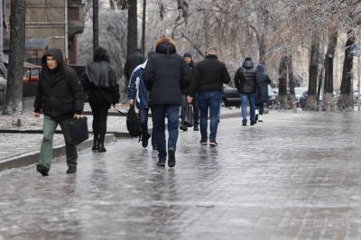 Рождество принесет в Украину тепло, дожди, гололед и сильный ветер: какой будет погода 25 декабря