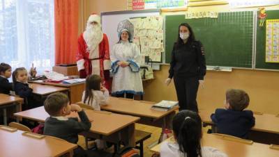 Детей Тверской области с Новым годом поздравляют «полицейские Деды Морозы»
