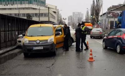 Сразу 5 машин столкнулись в Киеве: у водителя эпилепсия, на месте работают медики и полиция