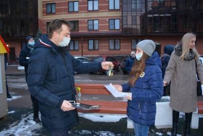 Ключи от 15 квартир вручили сиротам в деревне под Псковом
