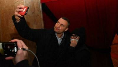 Мэр Киева Кличко сделал селфи на похоронах Кернеса