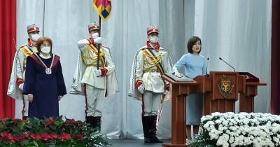 Обратилась к гражданам на украинском и еще трех языках: Санду официально стала президентом Молдовы