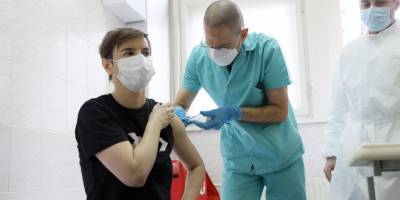 В Сербии началась вакцинация от коронавируса: первую прививку сделали премьер-министру