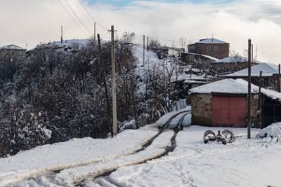 Азербайджанские военные потребовали передать им 12 домов в армянском селе