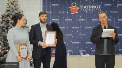 Ветеран "Зенита" Алексей Игонин наградил участницу Детского Евровидения Софию Феськову