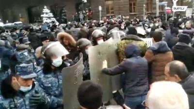 Столкновения с полицией и задержания: у здания правительства Армении прошла акция протеста