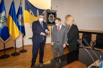 Аваков вручил памятный знак МВД Чрезвычайному и Полномочному Послу Италии в Украине