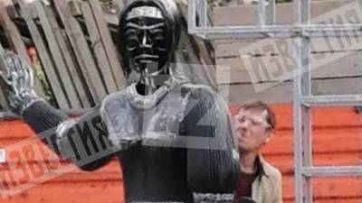 РЕН ТВ показал фото первой версии памятника Алёнке