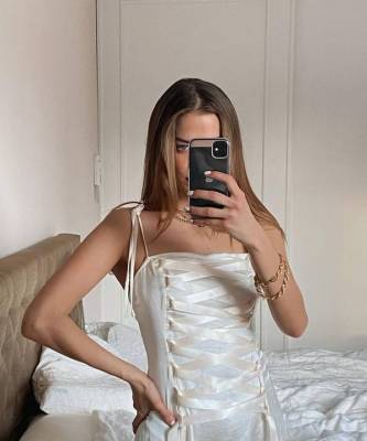 Чтобы не вылезать из постели: модель Николь Потуральски в шелковом платье с завязками