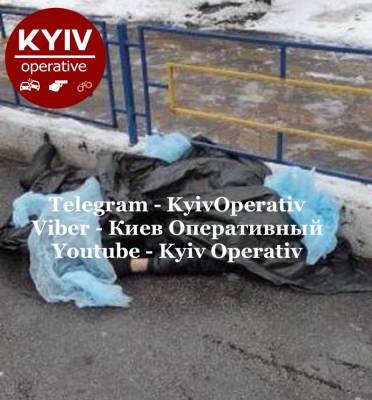 В Киеве под окнами поликлиники умер мужчина