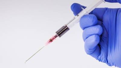 Россиян предупредили об опасности вакцинации при генетических болезнях
