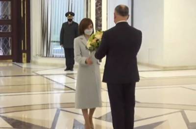 Президент Молдавии без разговоров приняла цветы и власть от Додона